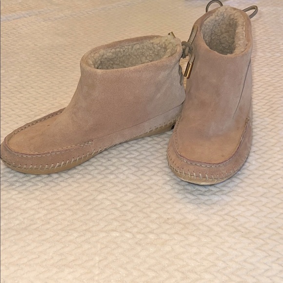 Tory Burch Women’s Tan  Suede and Leather Size 7.5
Sherpa lined Warm - Picture 1 of 9